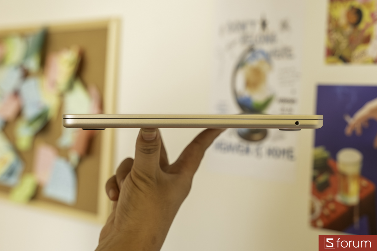 Cạnh phải của MacBook Air M5