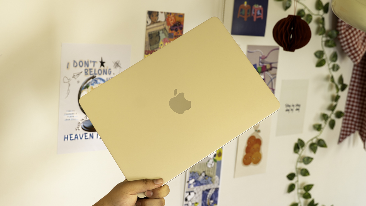 viền máy mỏng hơn hẳn so với MacBook Neo