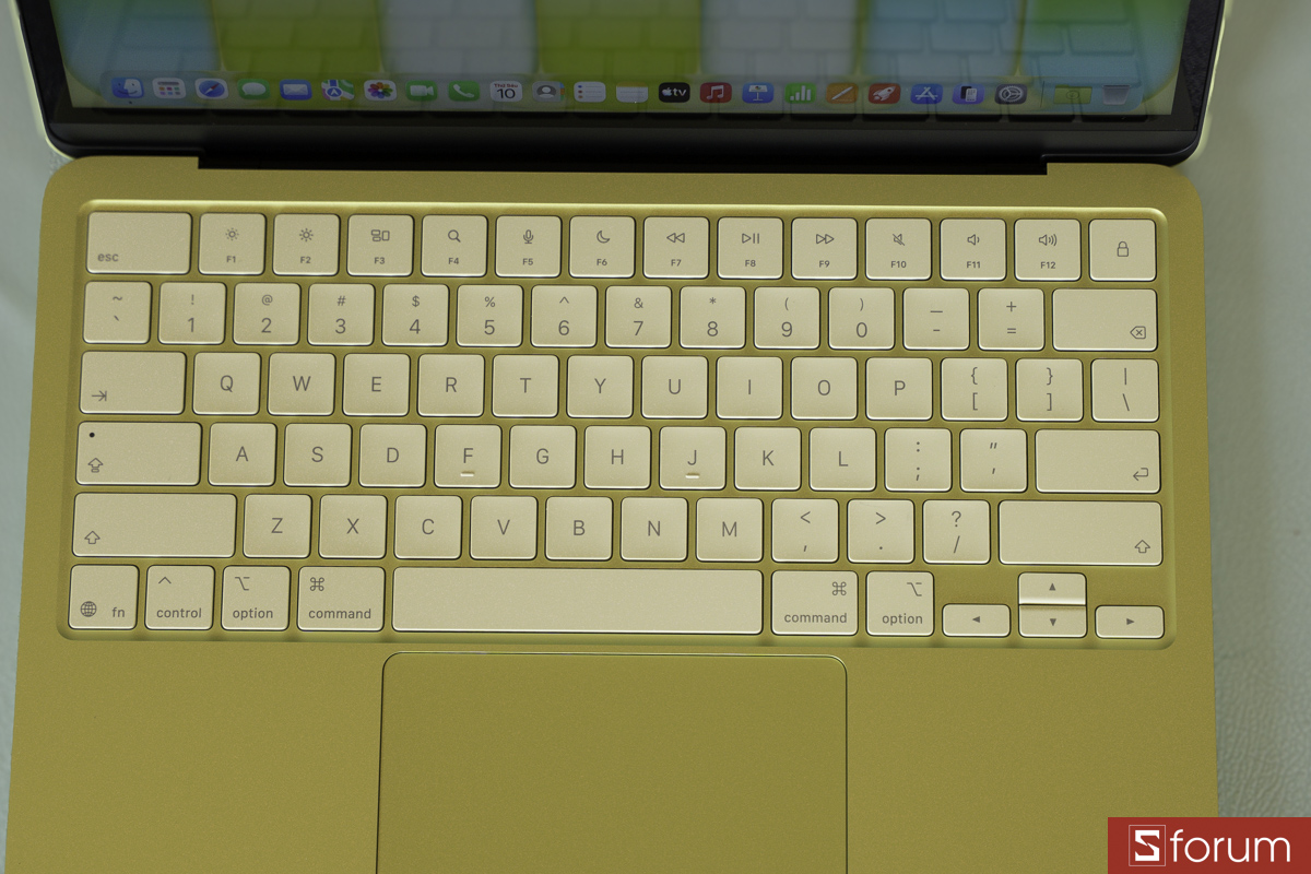 Bên trong MacBook Neo