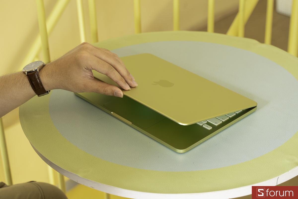 Khả năng mở bằng một tay trên MacBook Neo