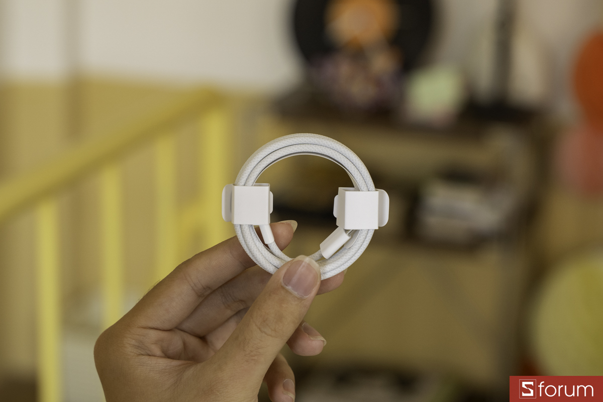 Cáp sạc USB-C to C kèm theo MacBook Neo