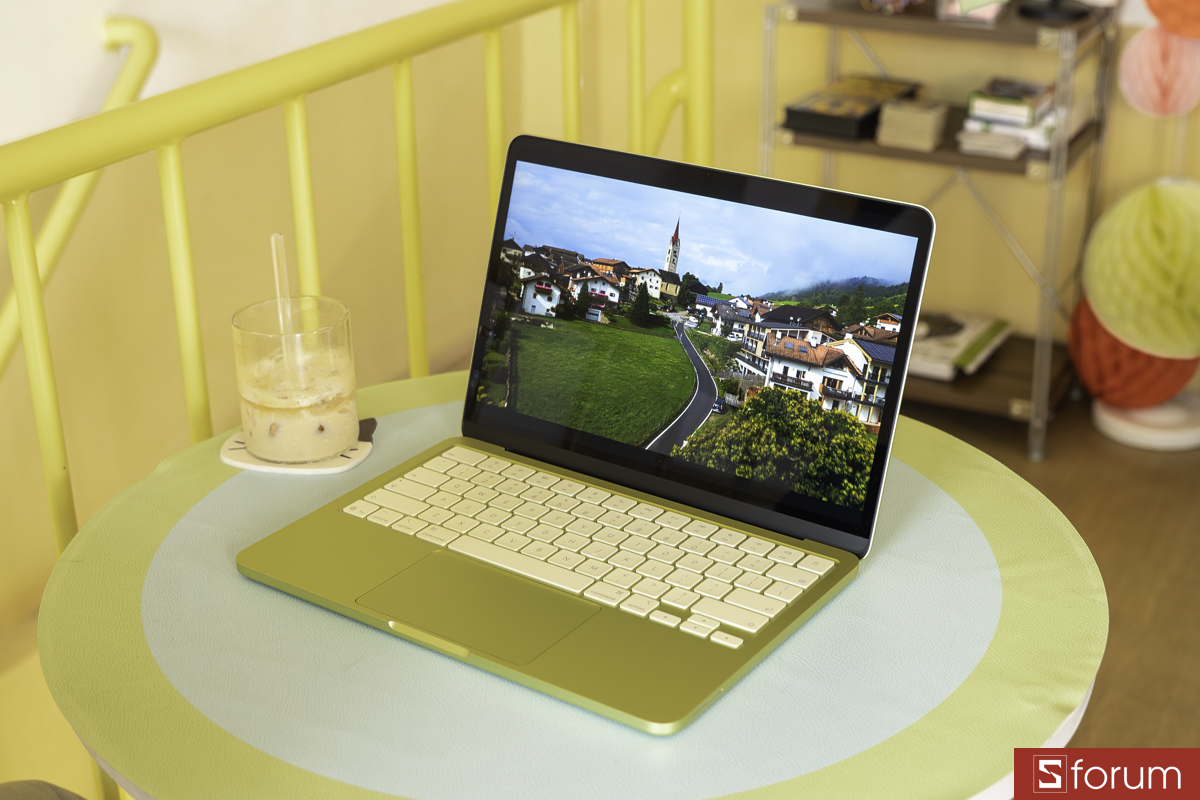 Nghe nhạc cùng MacBook Neo