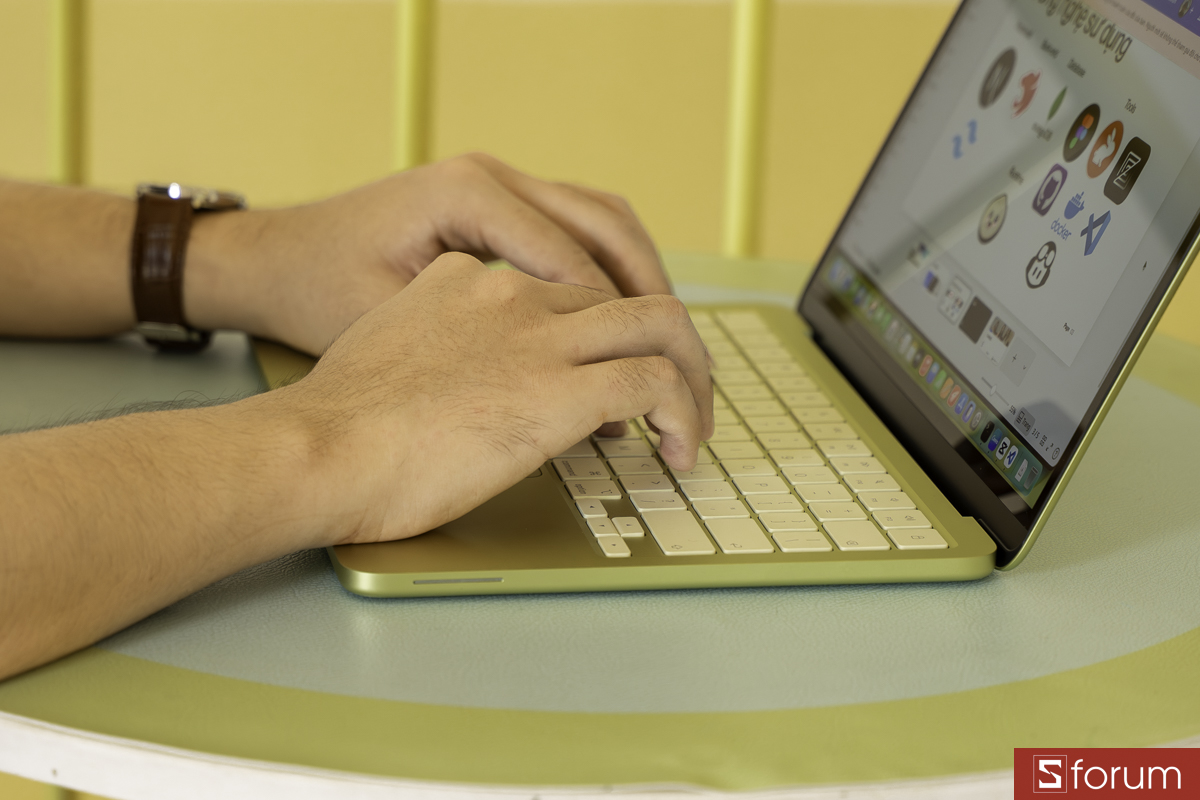 Cảm giác gõ phím trên MacBook Neo