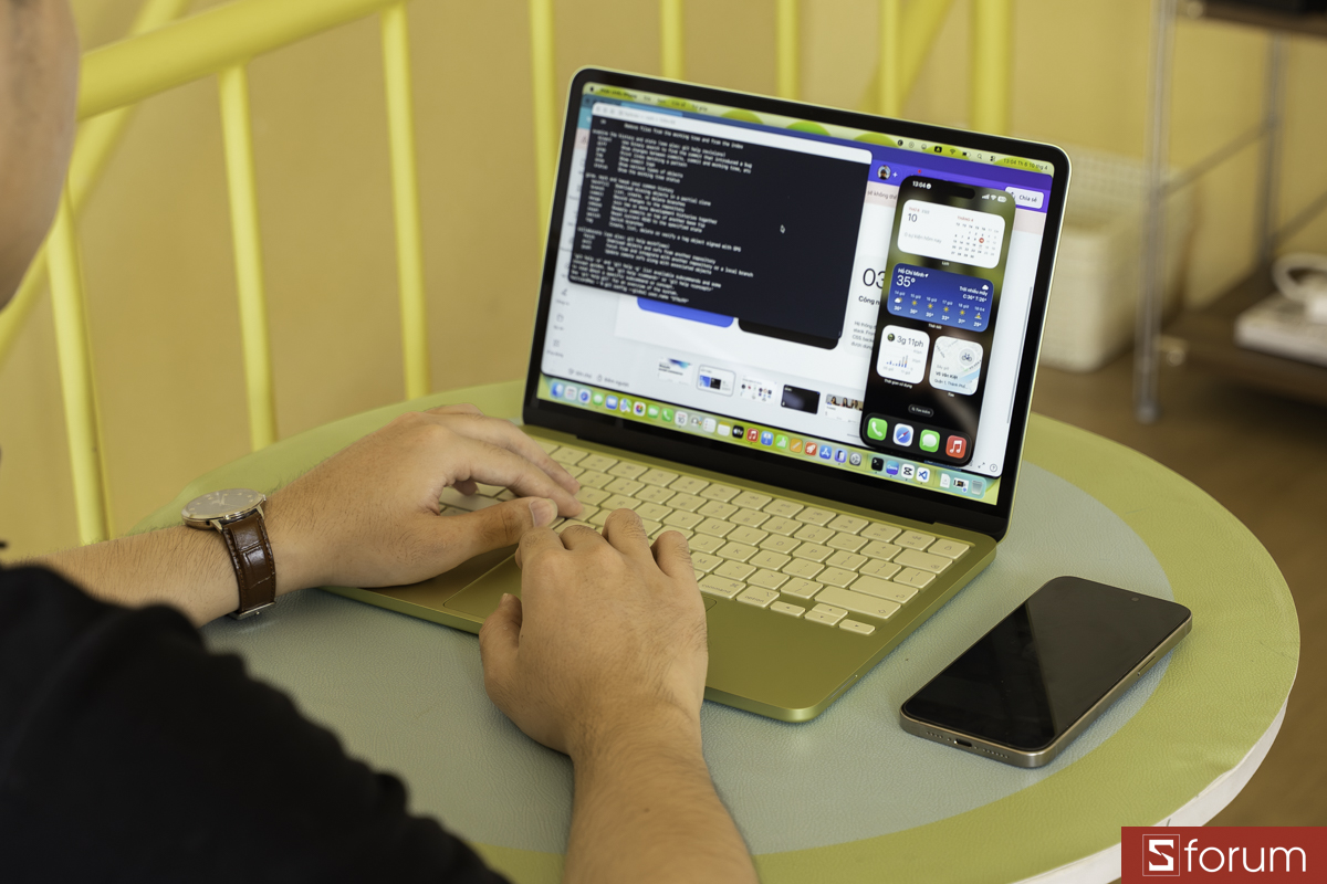 Trải nghiệm màn hình MacBook Neo