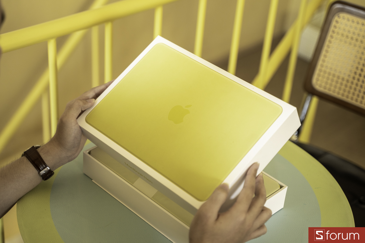 Mở hộp MacBook Neo