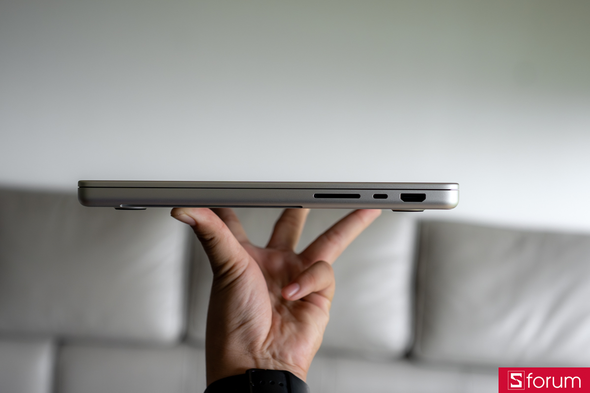 Cổng HDMI và khe thẻ nhớ kèm 1 cổng USB-C ở bên cạnh phải