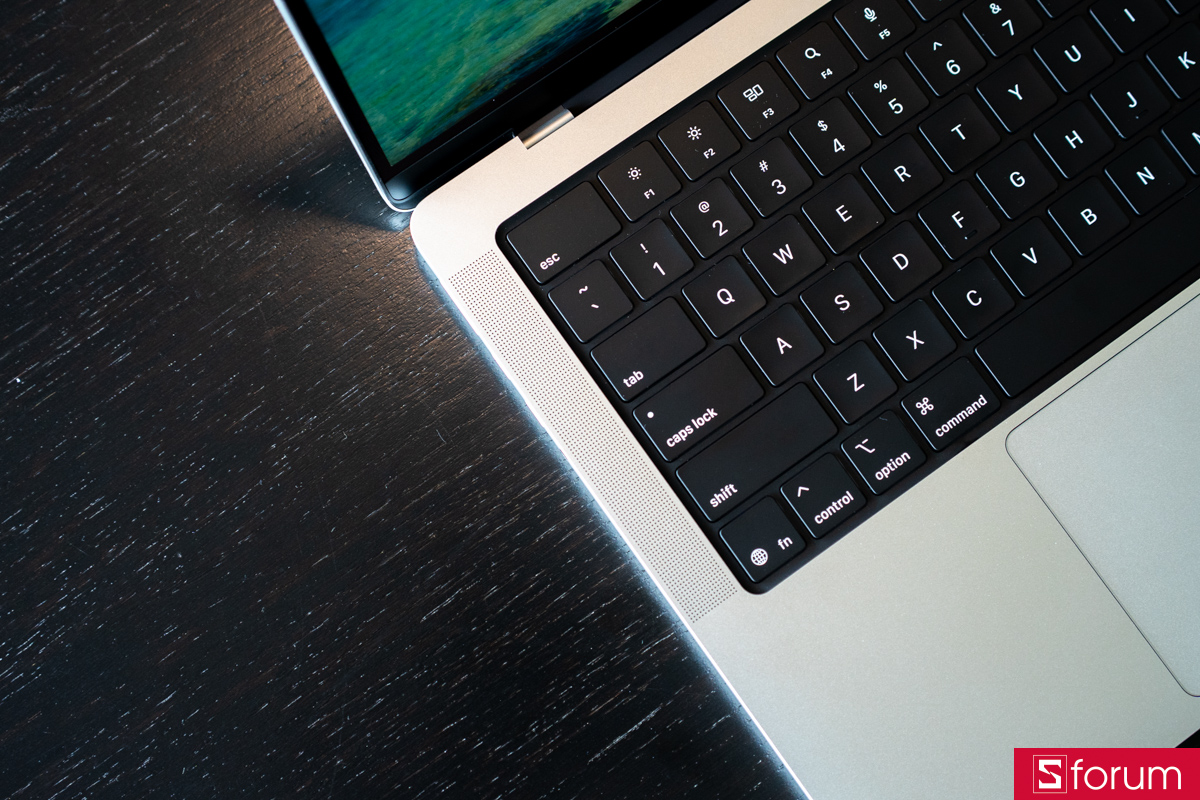 Loa được đặt hướng lên người dùng