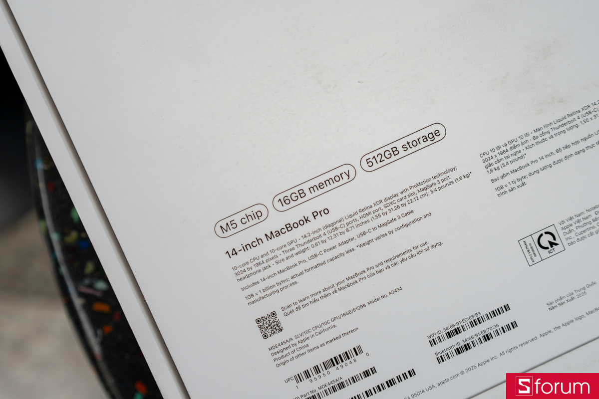 Thông tin sản phẩm in rõ ràng sau hộp MacBook Pro M5 14 inch