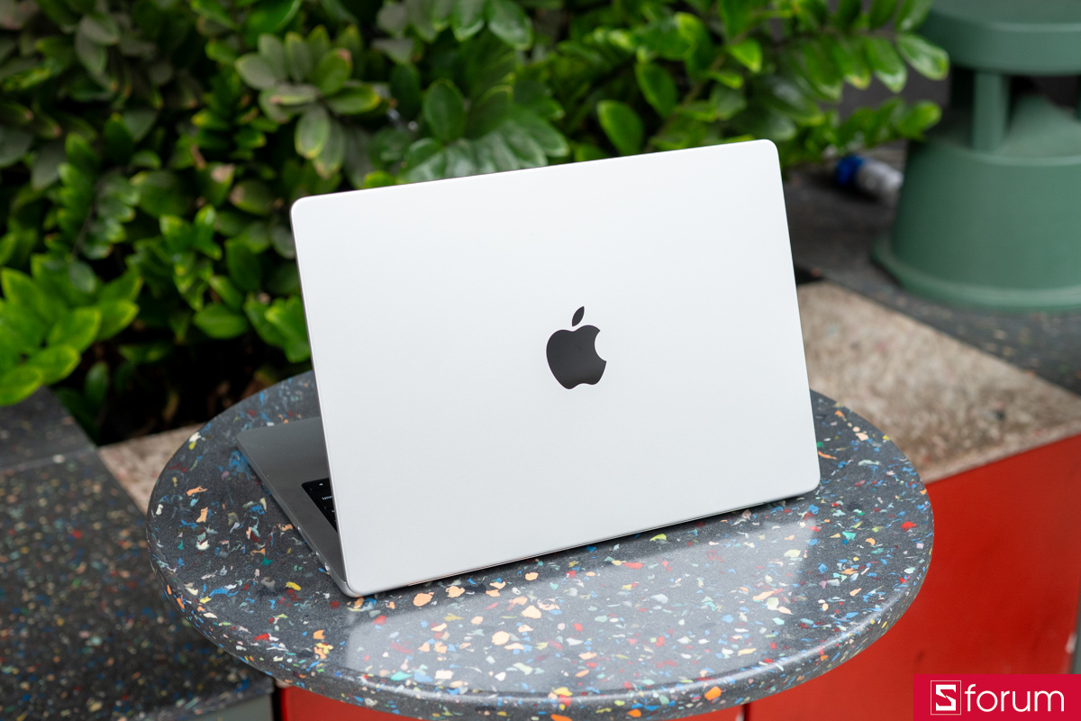 Mặt lưng MacBook Pro M5 14 inch