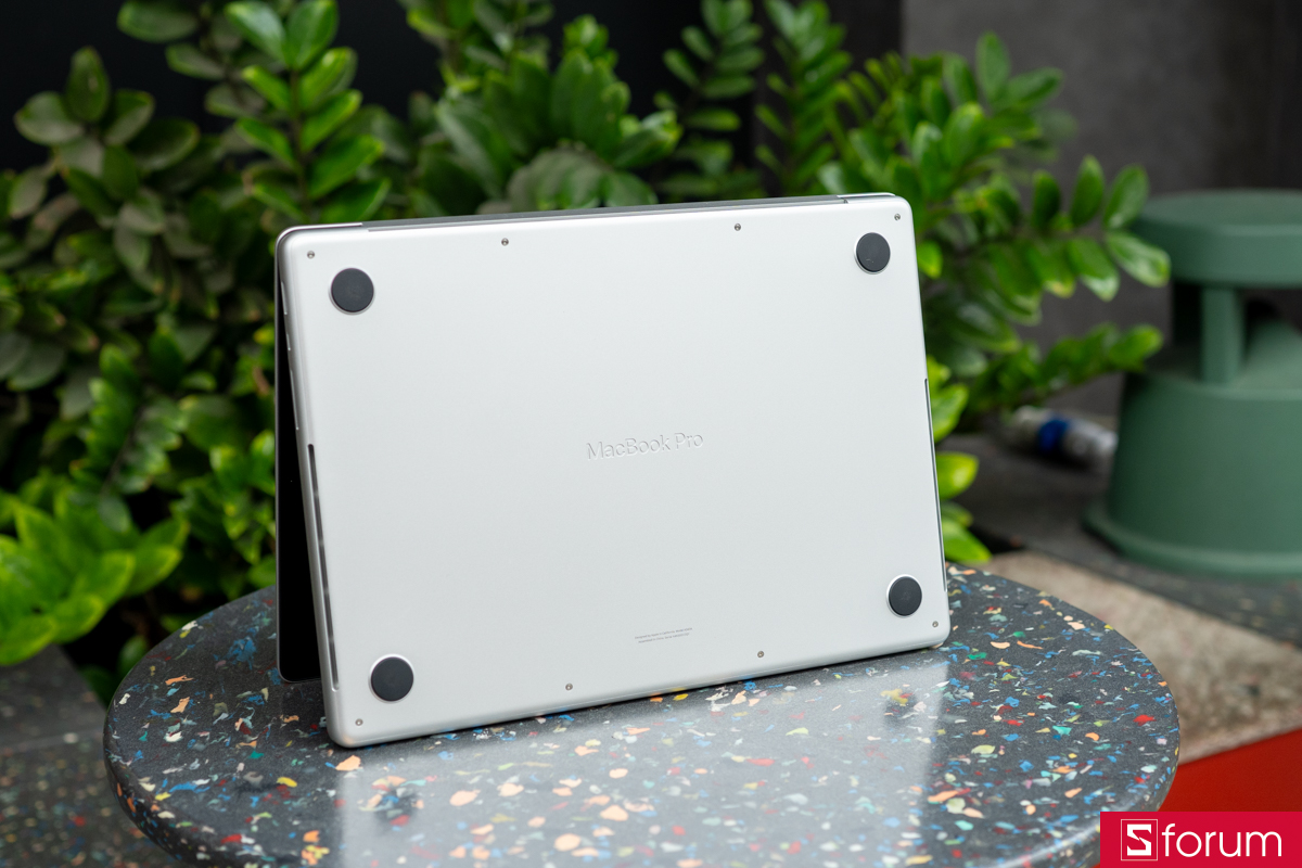 Mặt đáy MacBook Pro M5 14 inch