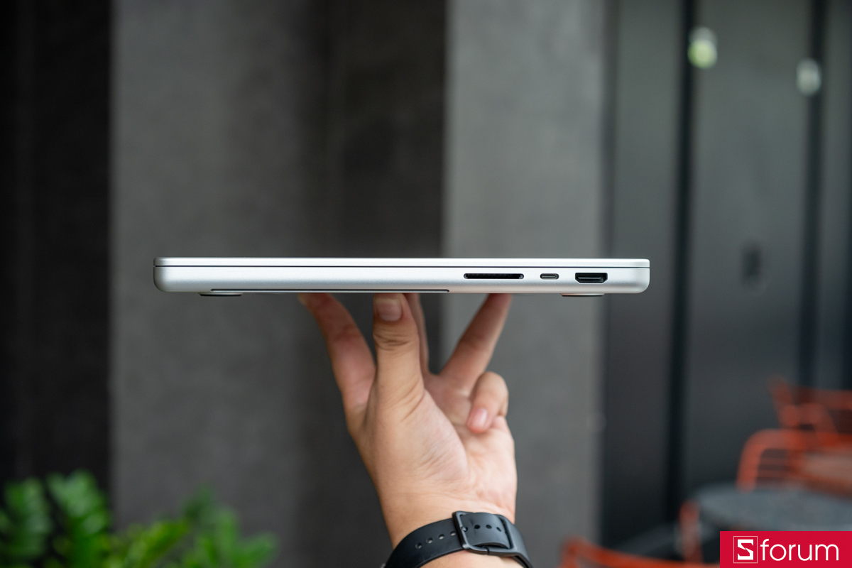 Cạnh phải MacBook Pro M5
