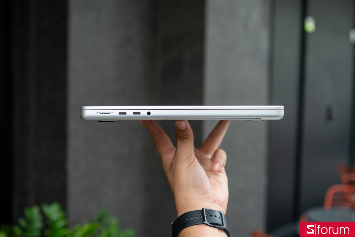 Cạnh trái MacBook Pro M5