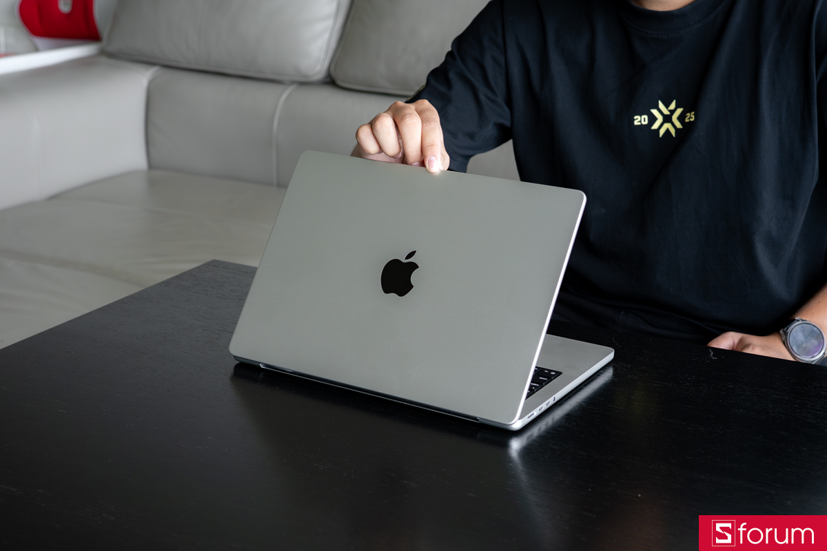 Bản lề cứng cáp, dễ dàng mở bằng một tay