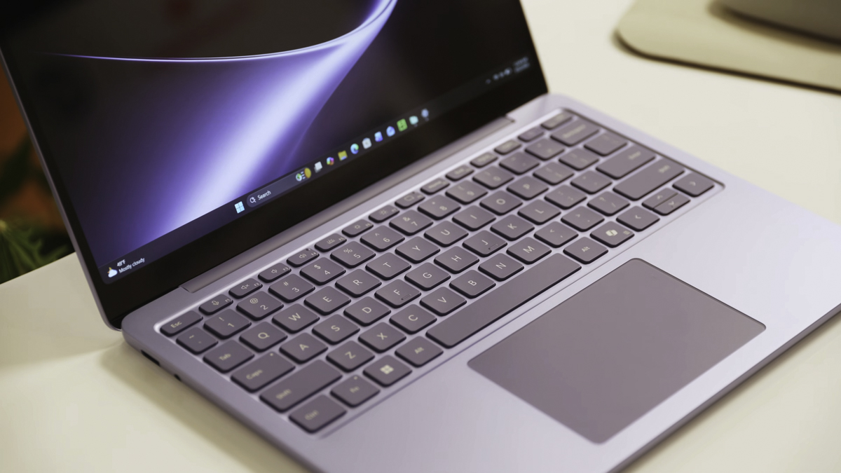 Bàn phím và touchpad trên Microsoft Surface Laptop 13-inch (2nd Edition)