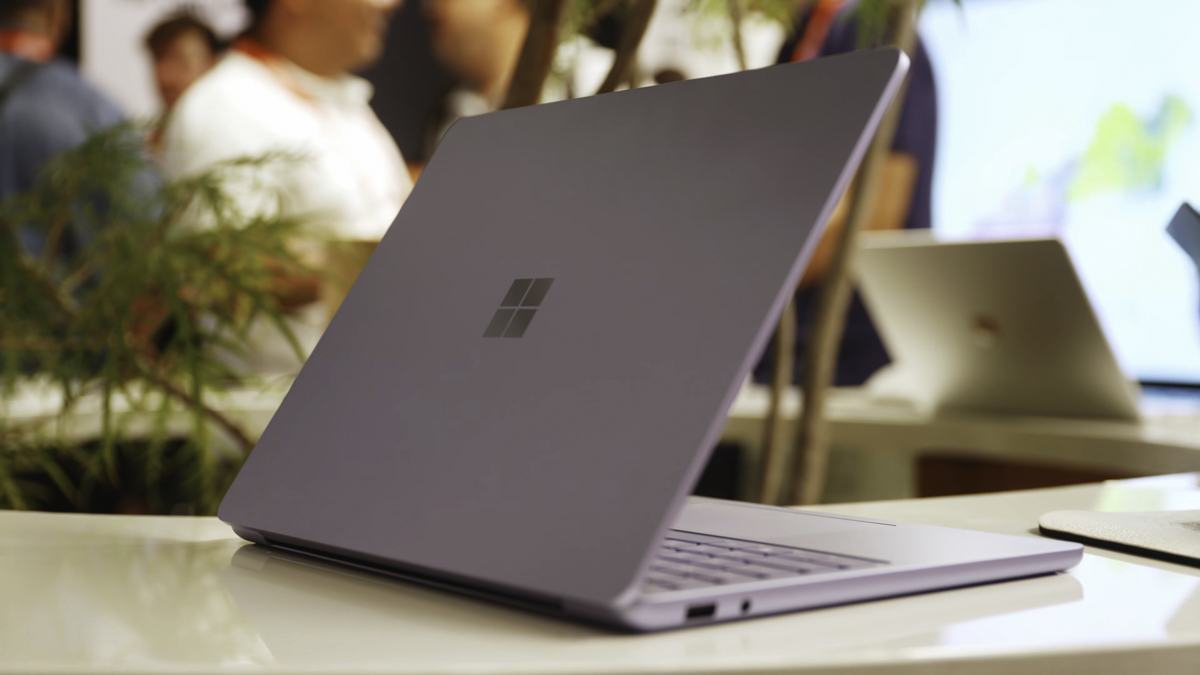 Ngoại hình Microsoft Surface Laptop 13-inch (2nd Edition)