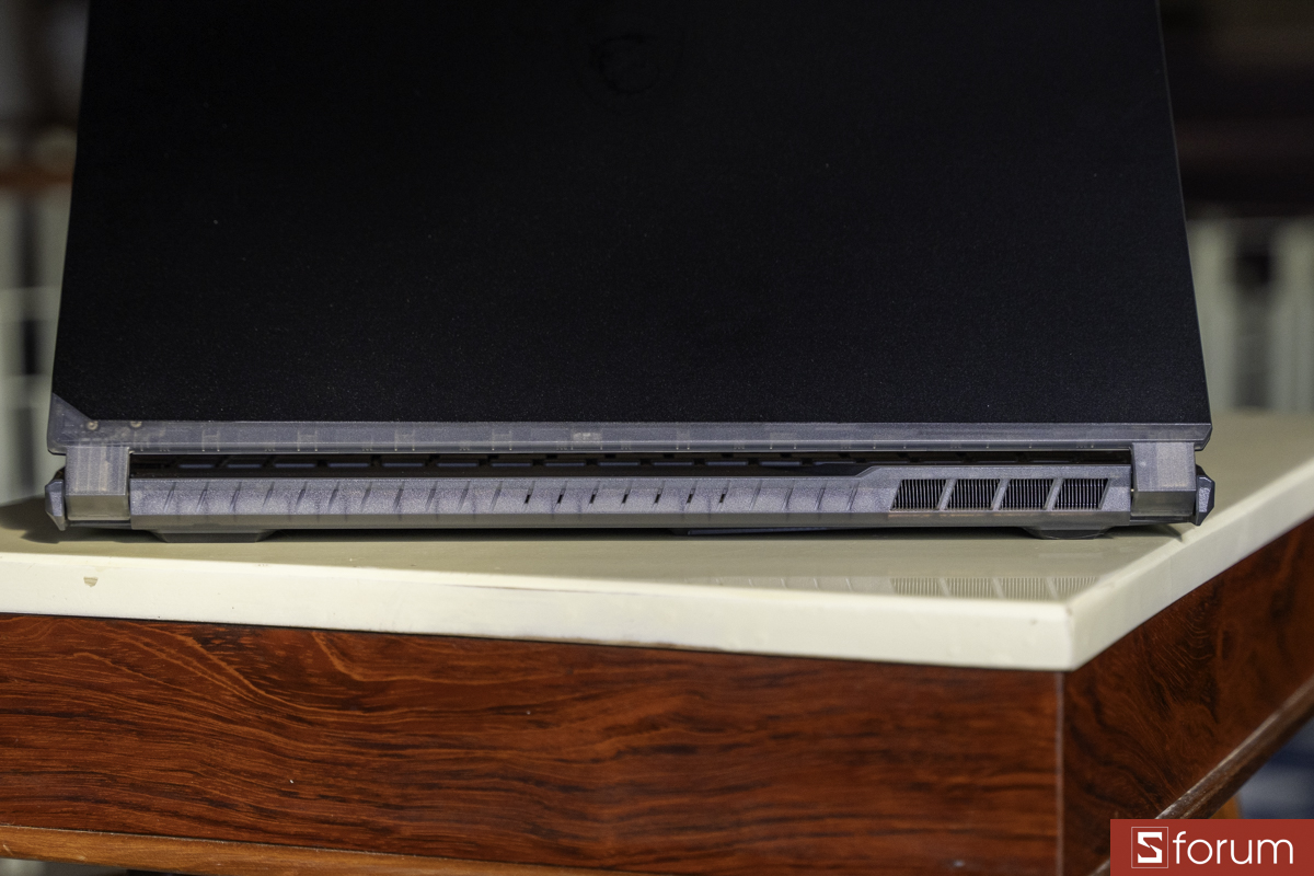 Mặt sau trên MSI Cyborg 15 A13UC