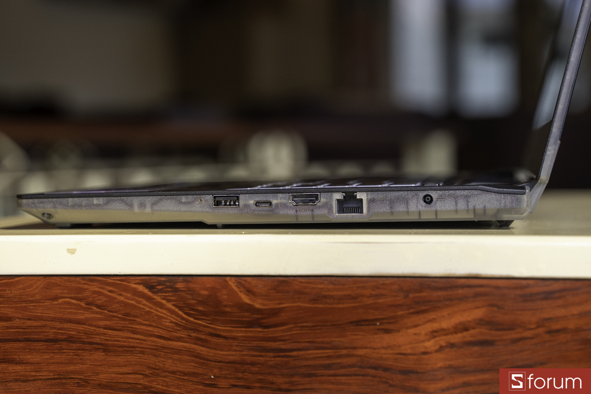 Cạnh phải MSI Cyborg 15 A13UC