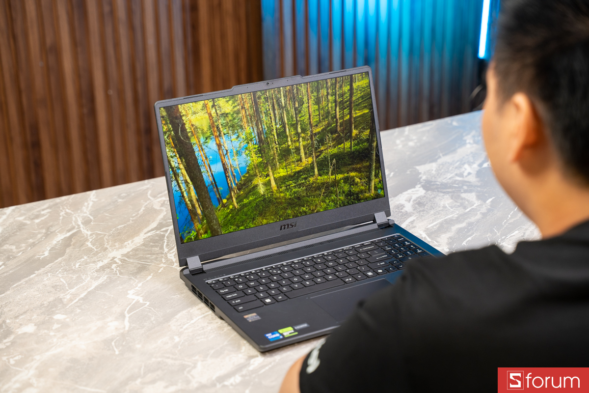 Màn hình MSI Cyborg 15 2026