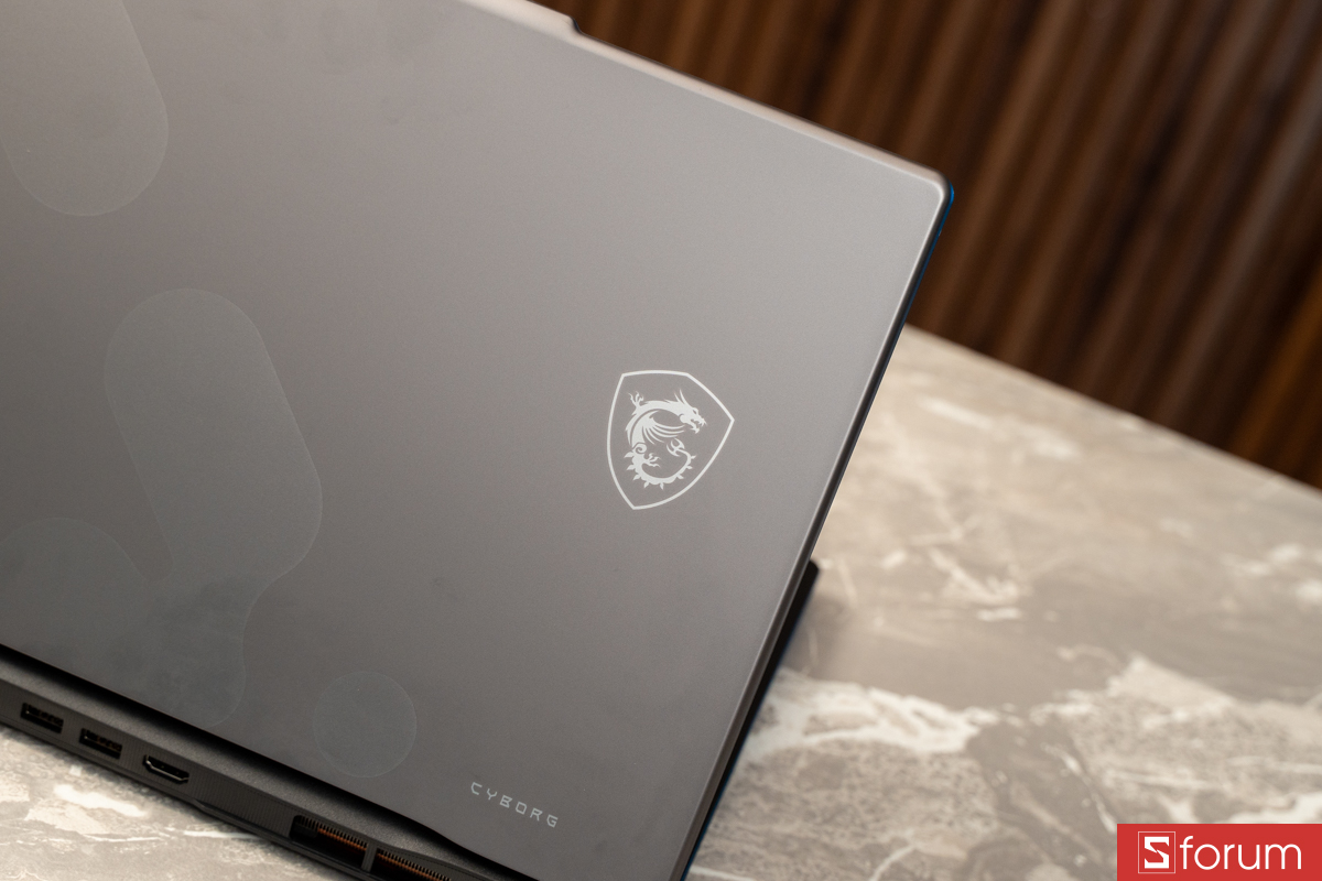 Ngoại hình MSI Cyborg 15 C13WEO
