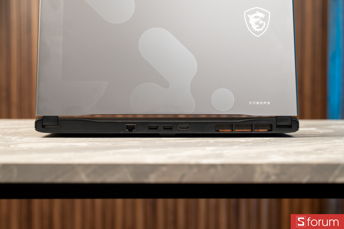 Cạnh sau MSI Cyborg 15 2026
