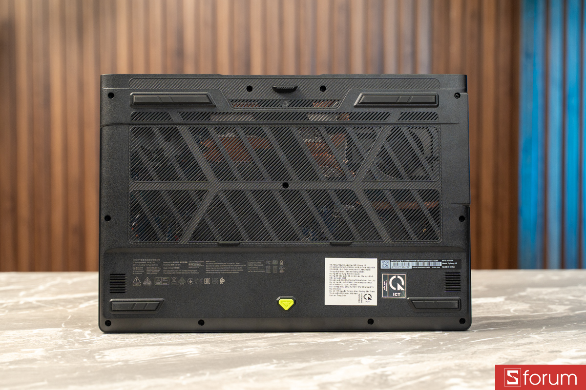 Mặt đáy MSI Cyborg 15 C13WEO
