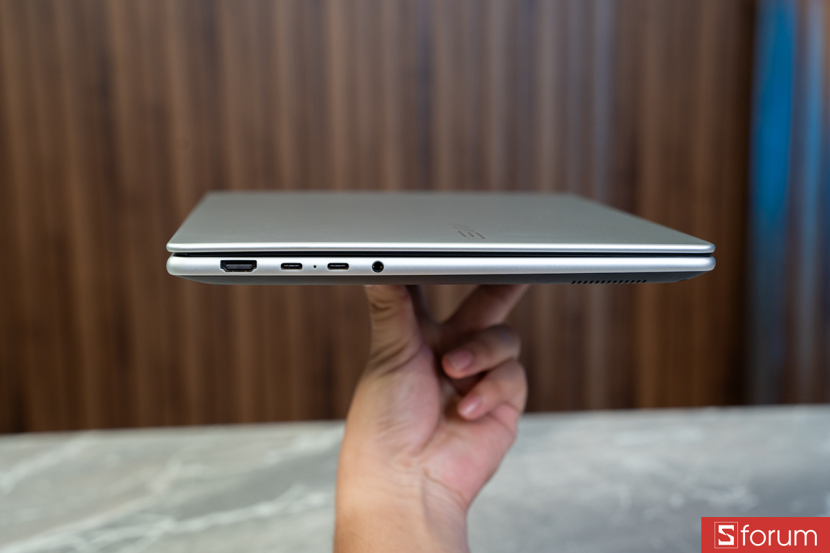 Cạnh trái MSI Modern 14S AI+