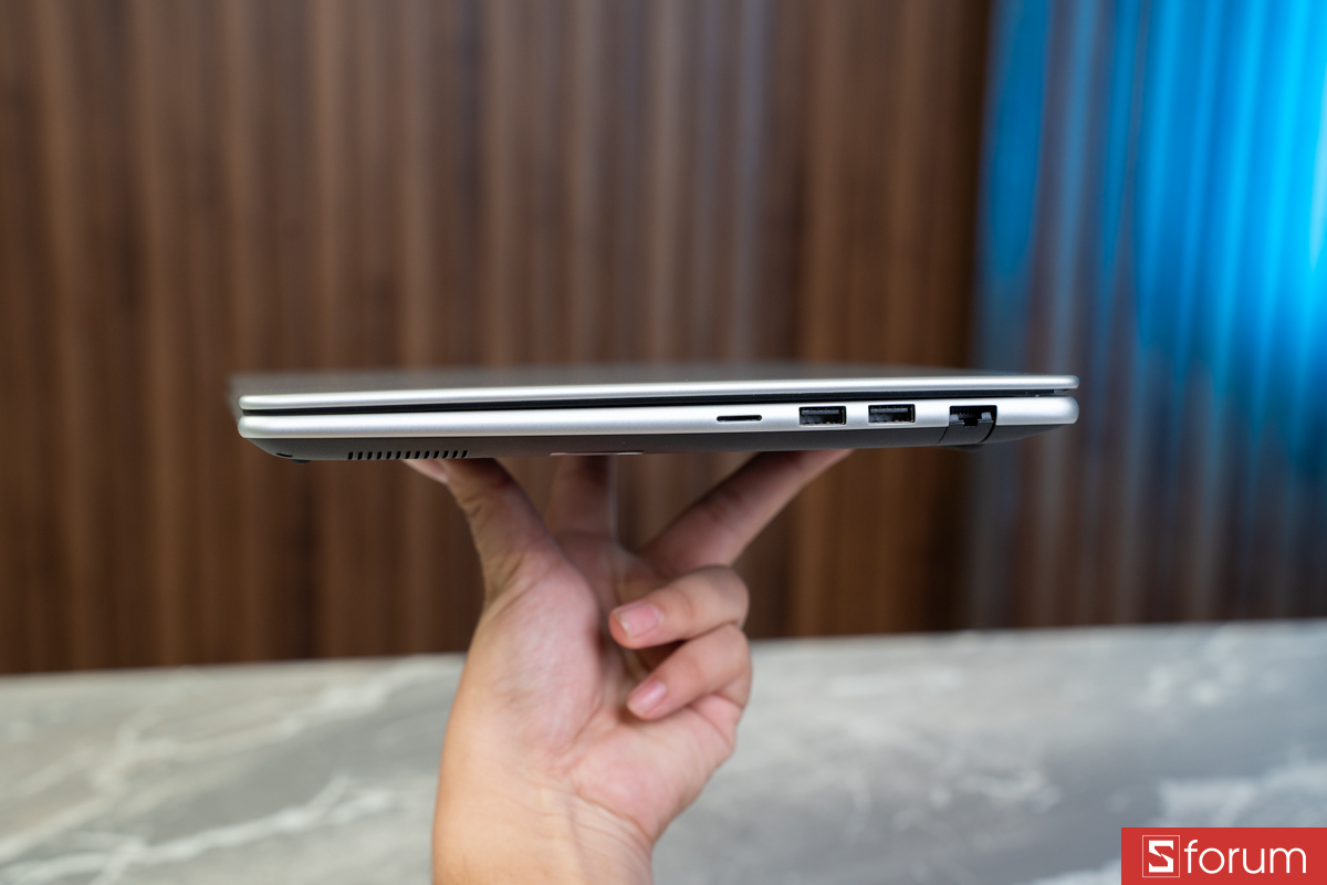 Cạnh phải MSI Modern 14S AI+
