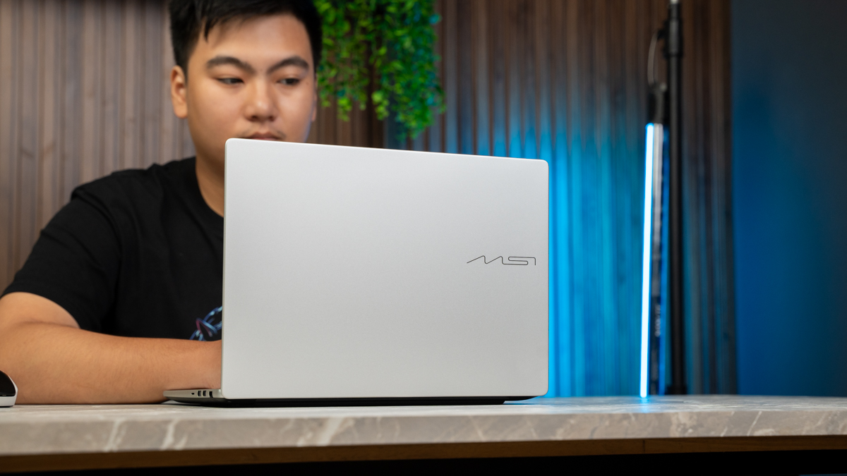 Trên tay MSI Modern 14S AI+: "Lột xác" lên tầm cao cấp, Core Ultra 7 và màn OLED rực rỡ giá 34.9 triệu