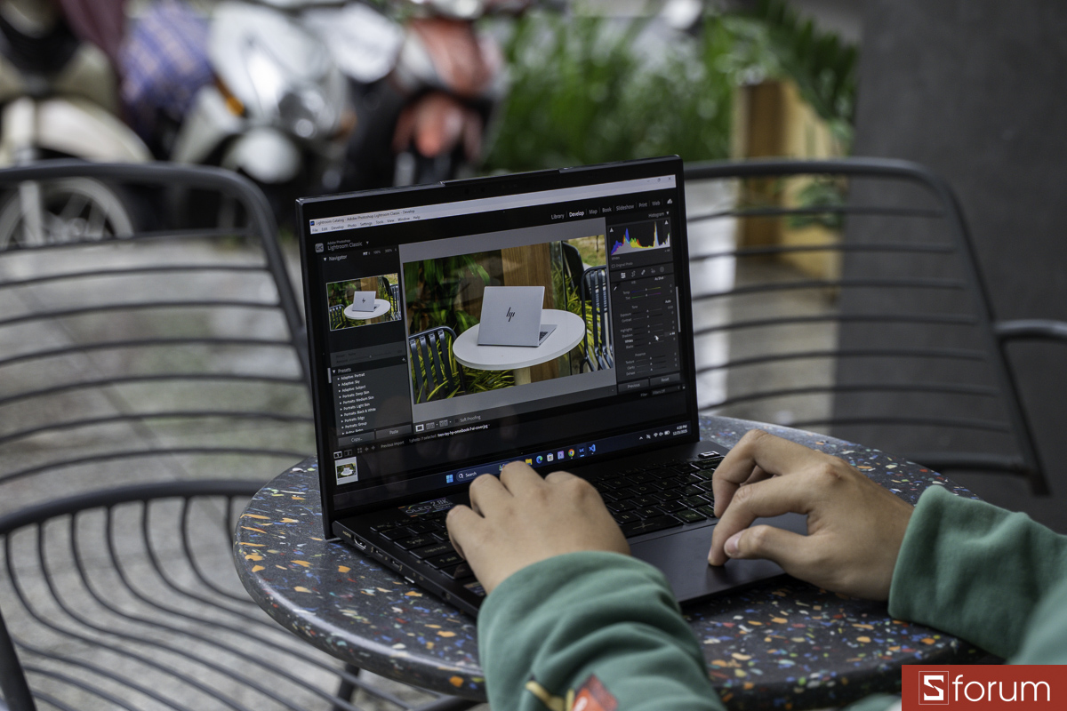 Làm việc với MSI Prestoge 13 AI+ Ukiyue Edition