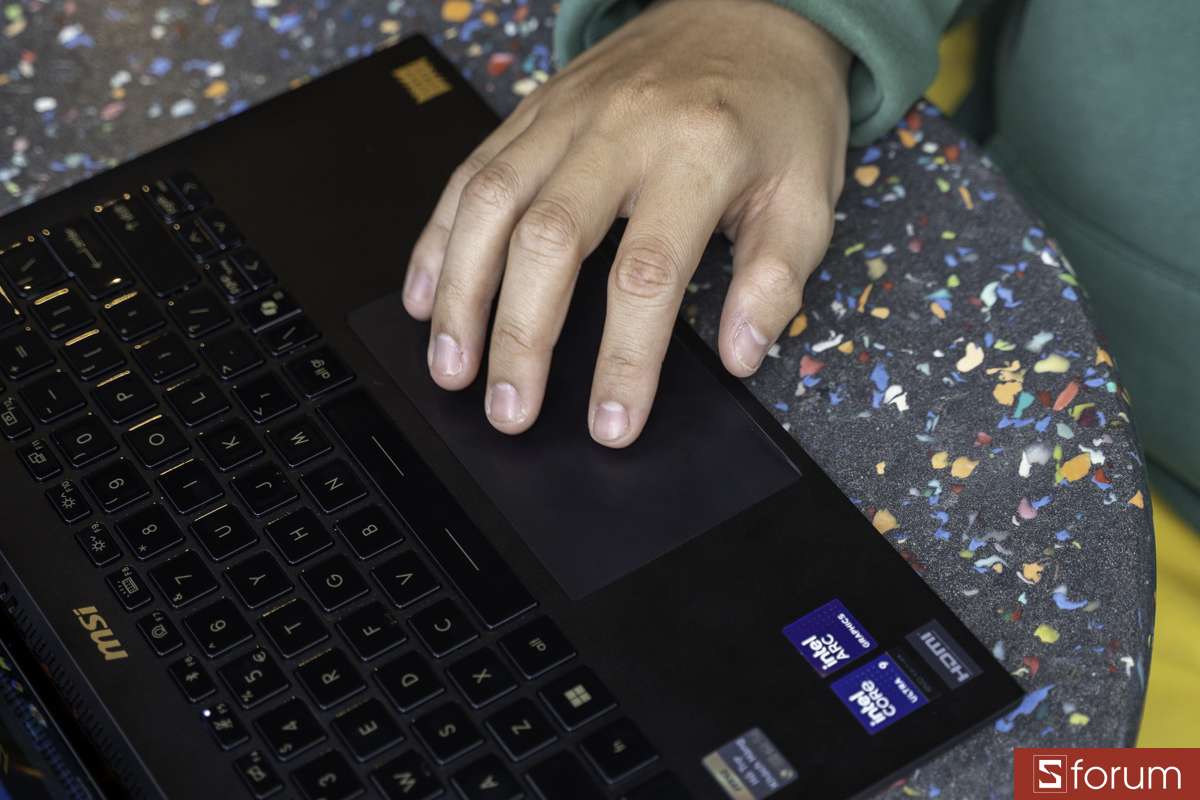 Trackpad trên MSI Prestige 13 AI+ Ukiyoe Edition