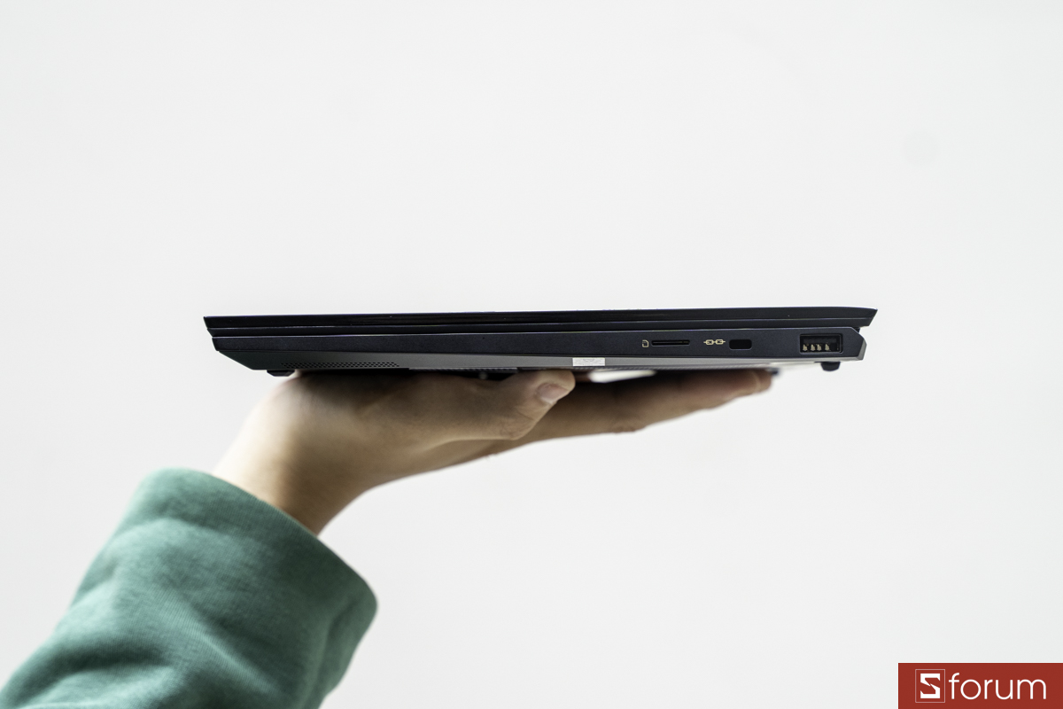 Cạnh phải MSI Prestoge 13 AI+ Ukiyue Edition