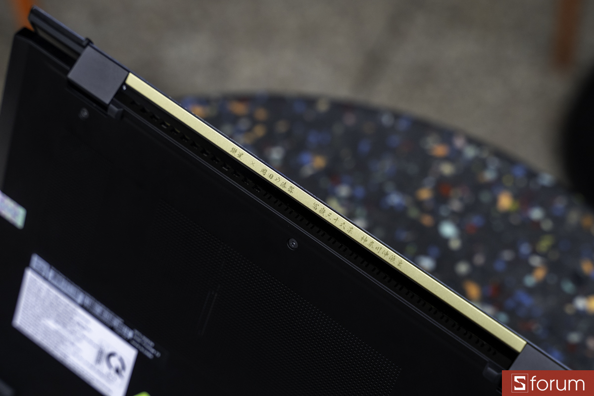 Cạnh sau MSI Prestige 13 AI+ Ukiyoe Edition