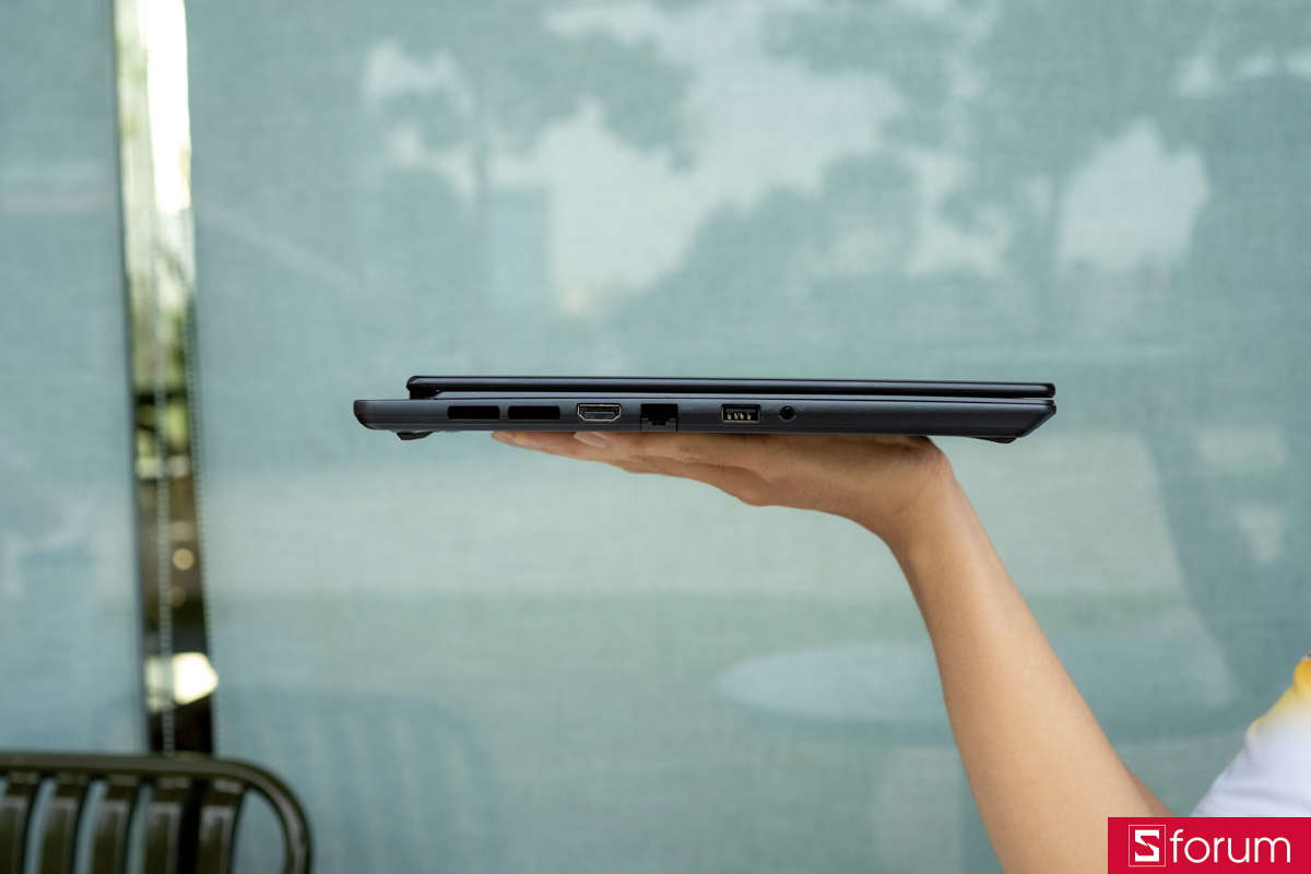 Cạnh trái MSI Prestige 14 AI Studio