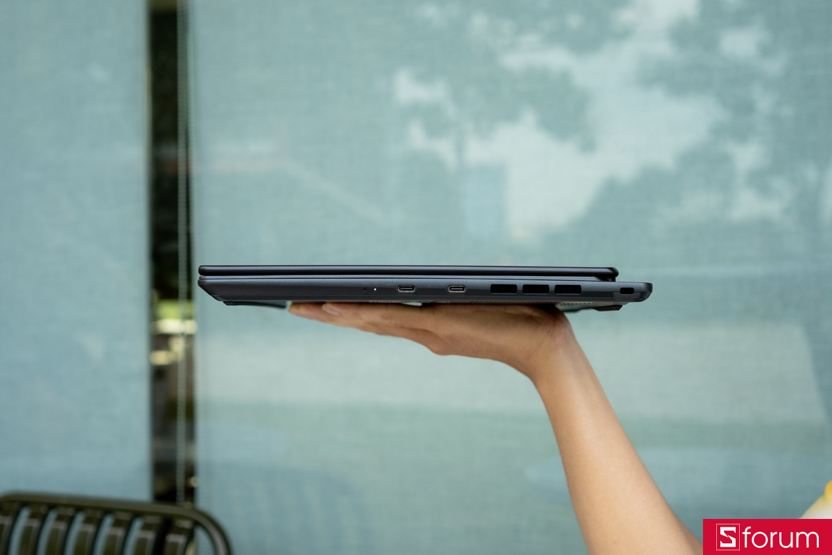 Cạnh phải MSI Prestige 14 AI Studio