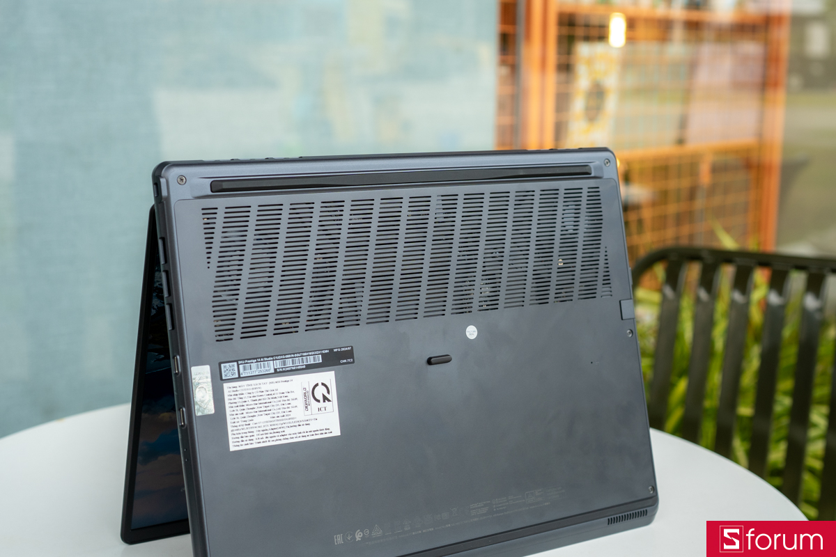 Mặt đáy MSI Prestige 14 AI Studio