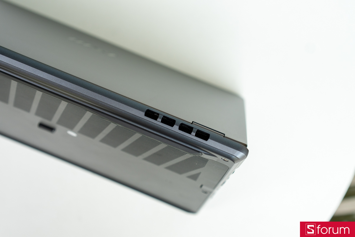 Khe thoát nhiệt ở mặt đáy MSI Prestige 14 AI Studio