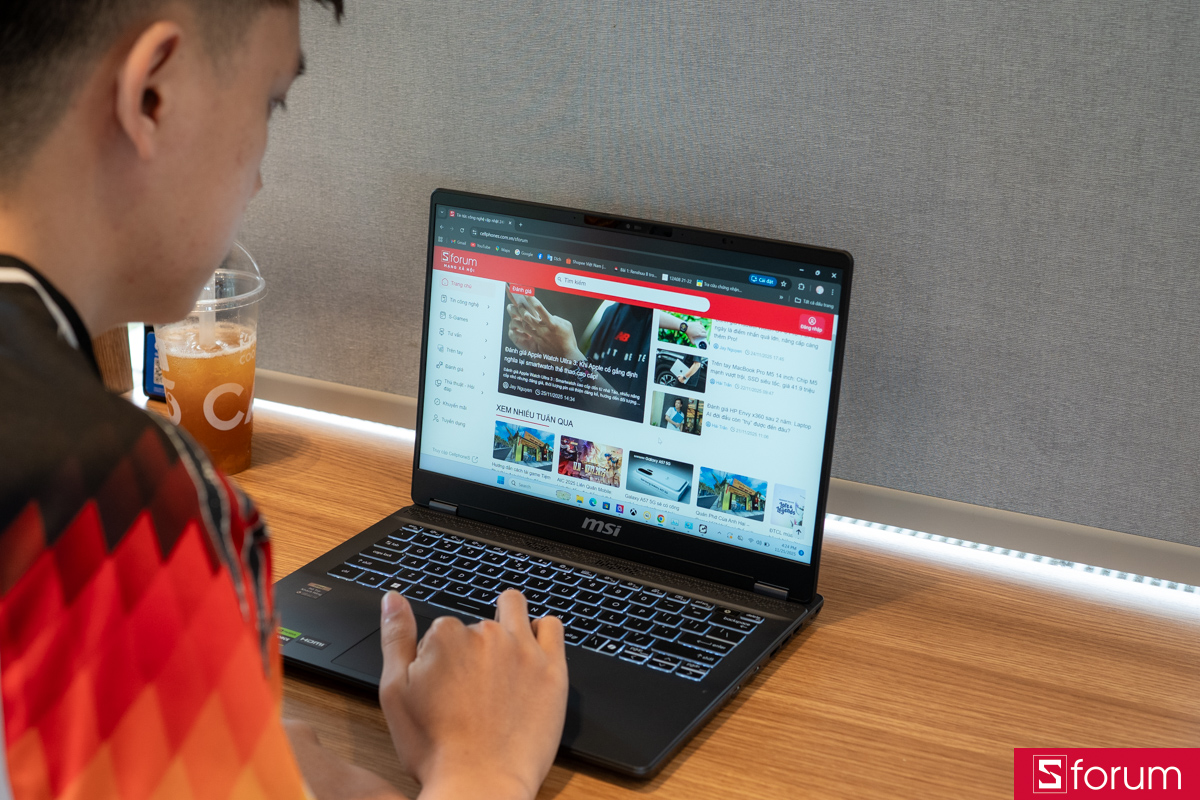 Làm việc trên MSI Prestige 14 AI Studio