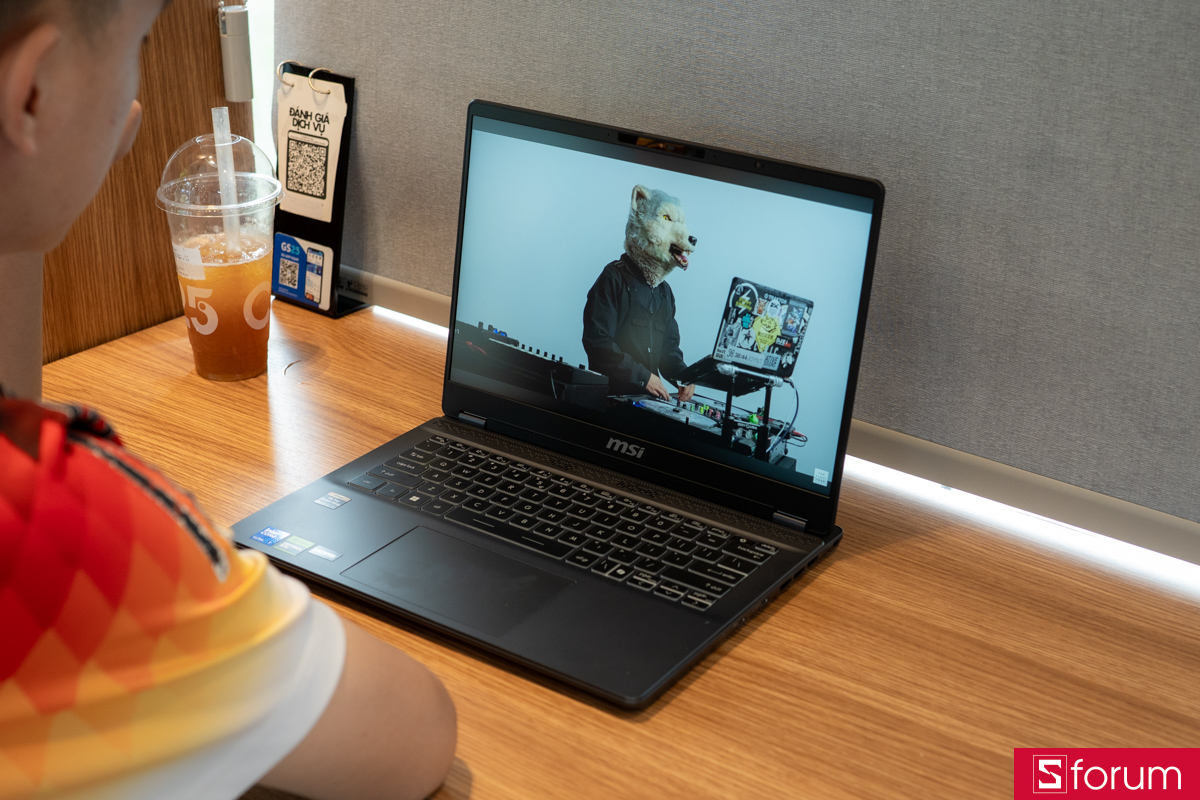 Nghe nhạc trên MSI Prestige 14 AI Studio