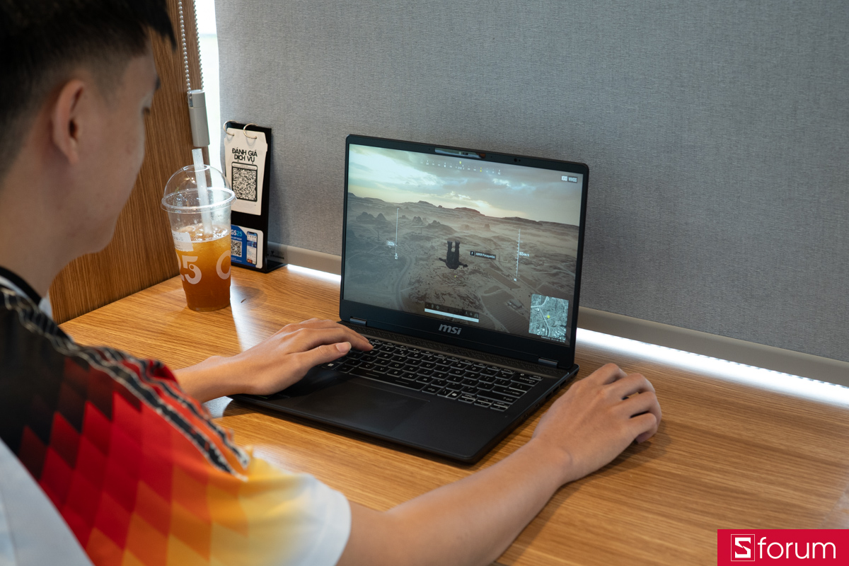 Chơi game trên MSI Prestige 14 AI Studio