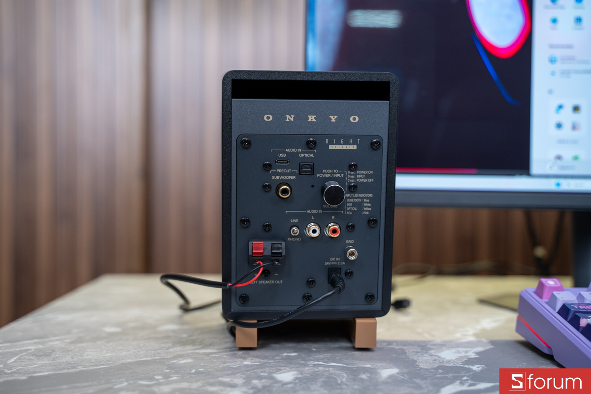 Mặt sau và hệ thống cổng kết nối trên Onkyo GX-10DB