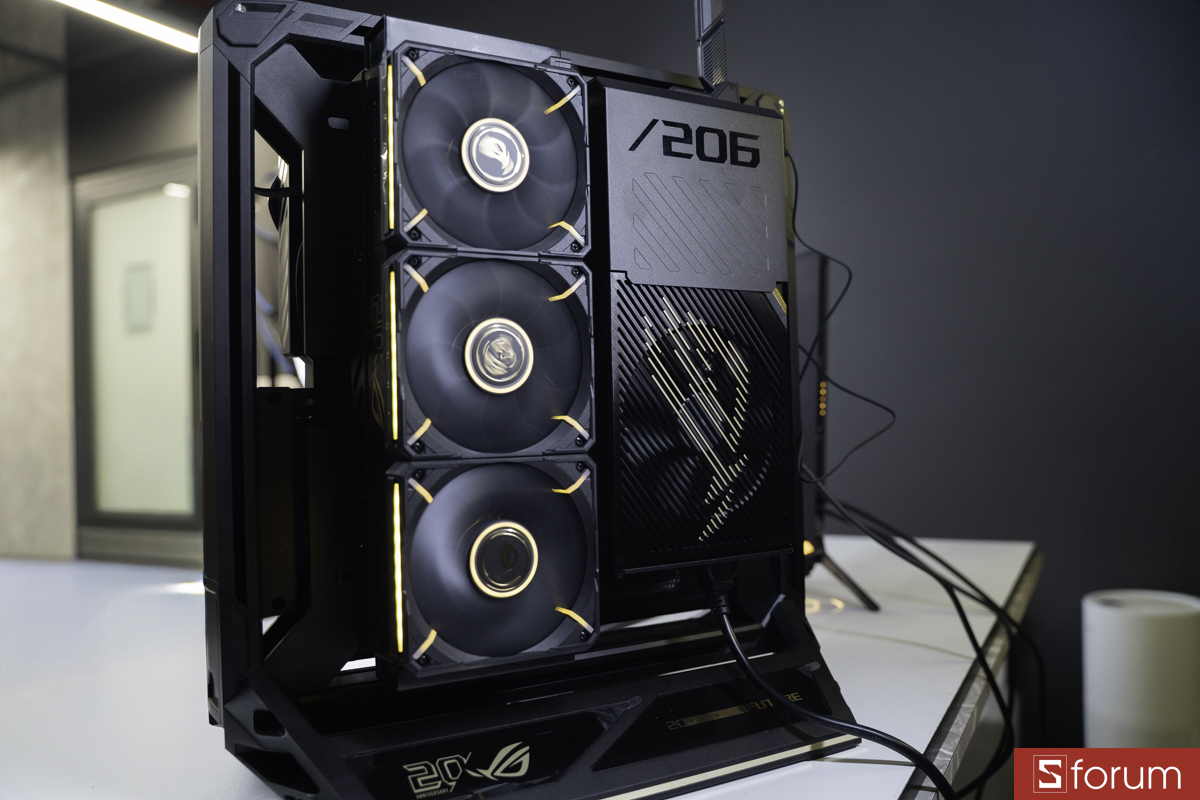Mặt sau PC ASUS ROG 20th ANNIVERSARY