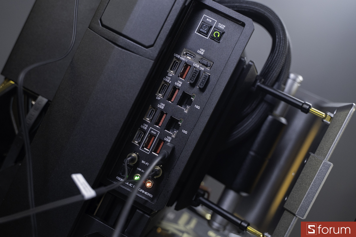 Cổng kết nối trên PC ASUS ROG 20th ANNIVERSARY