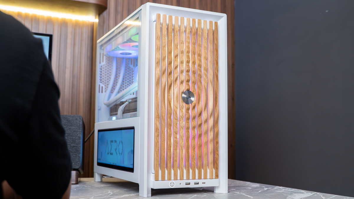 Trên tay PC GIGABYTE AORUS: “Bạch công tử” sở hữu RTX 5070 Ti dành cho góc setup tinh tế