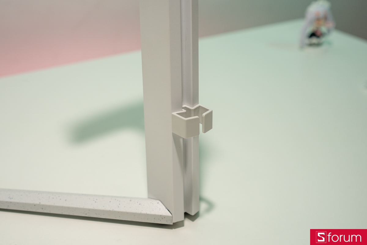 Phần xép gọn dây trên Philips Evnia 27M2N5901A