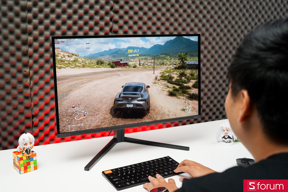 Chơi game trên Philips Evnia 27M2N6500