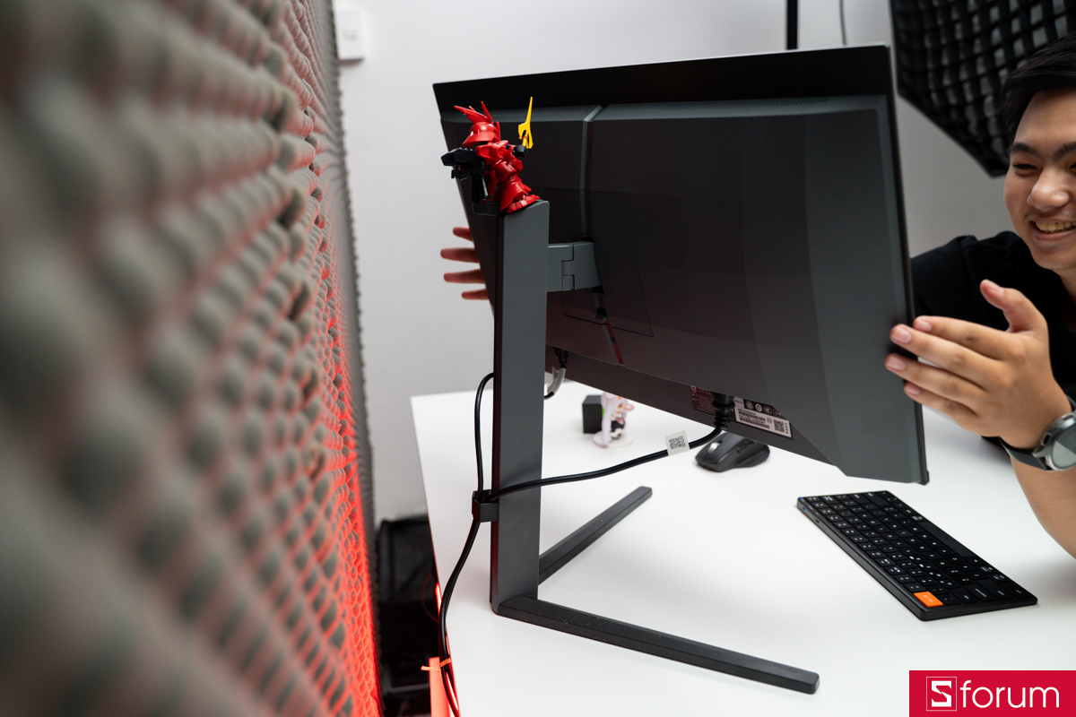 Khả năng xoay màn hình Philips Evnia 27M2N6500