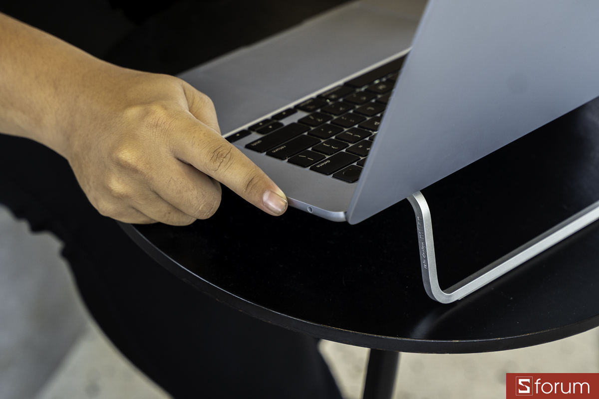 Rain Design mBar có feet cao su bám tốt trên mặt phẳng