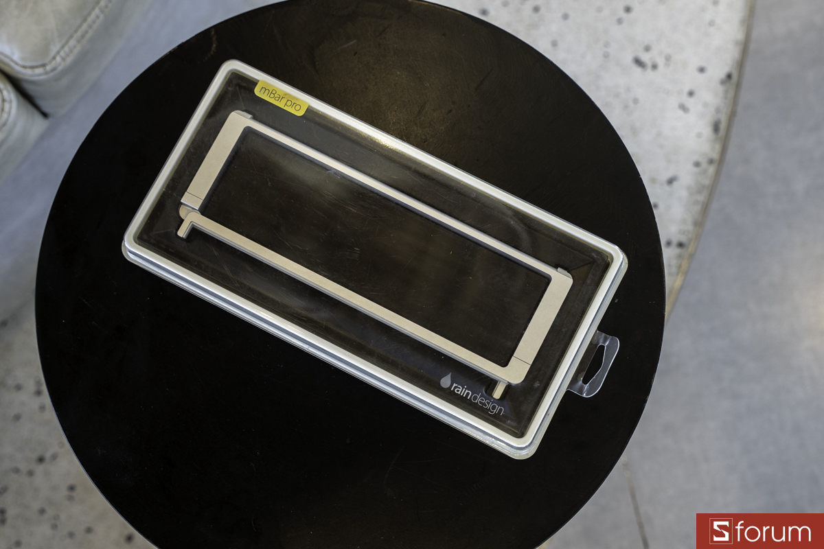 Mặt trước vỏ hộp Rain Design mBar Pro