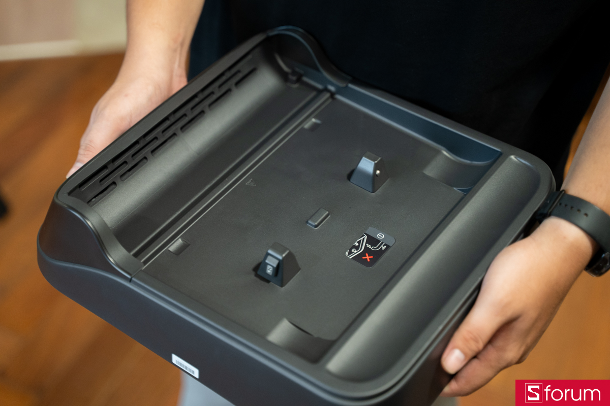 Đế sạc kiêm sấy khô của Roborock F25 Ace Pro