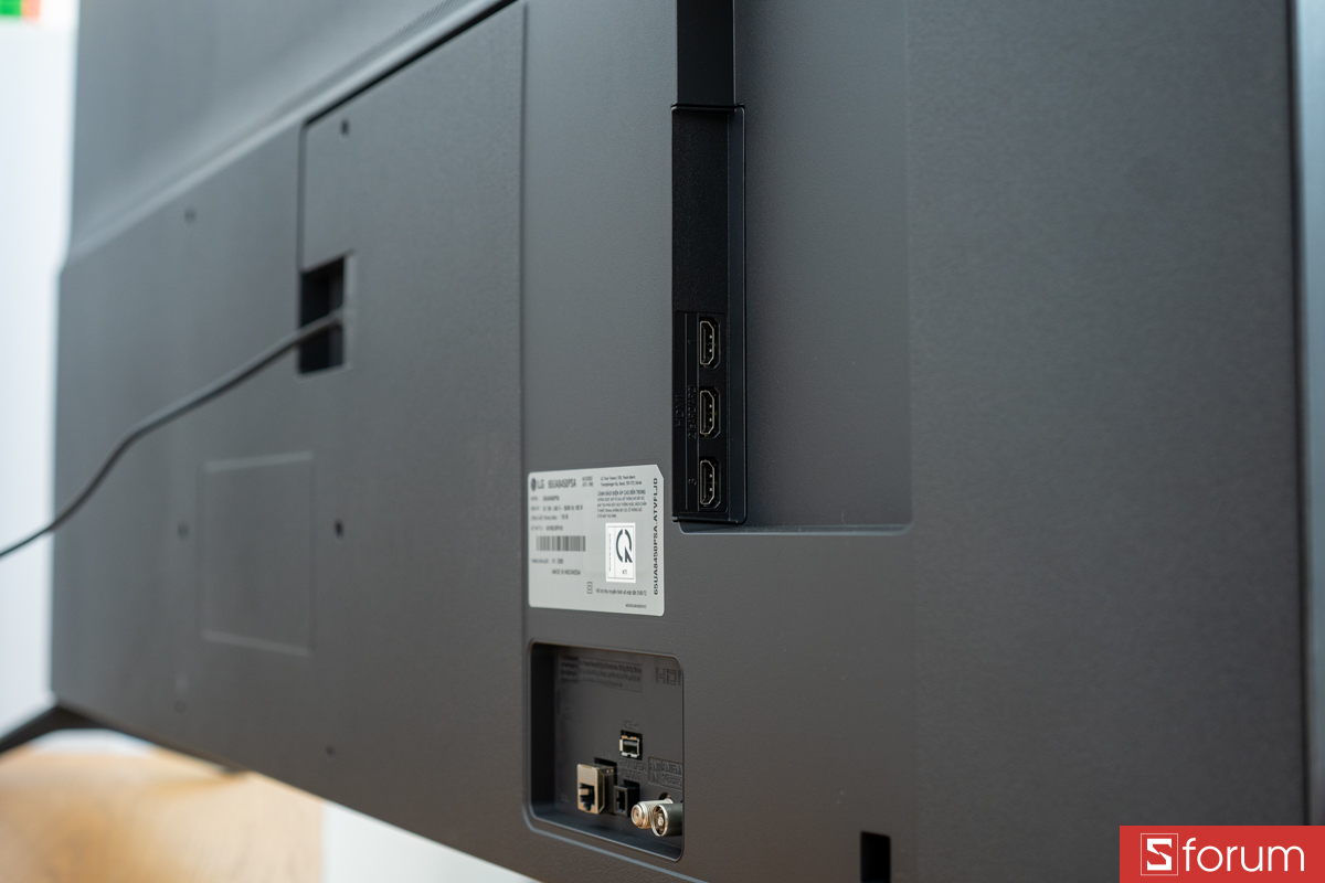 Mặt sau và cổng kết nối trên SMART TIVI LG UHD 4K 65 INCH